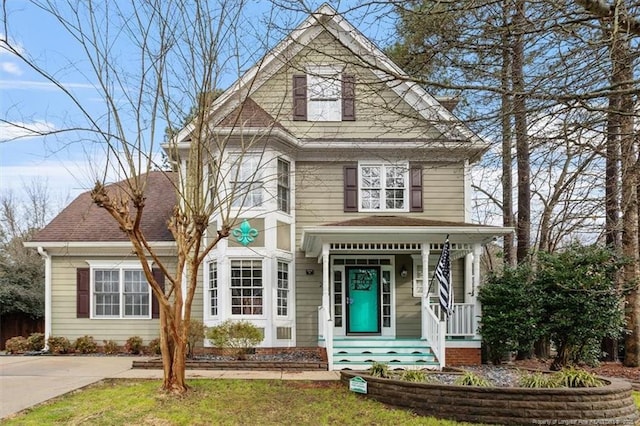 front facade featuring a front lawn