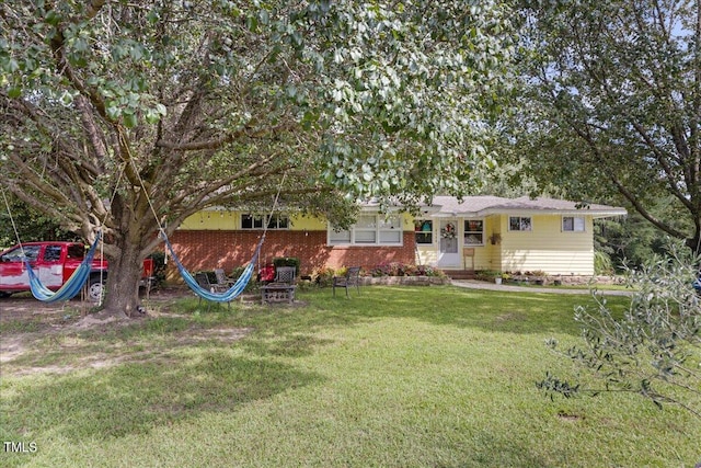 view of front of property featuring a front lawn