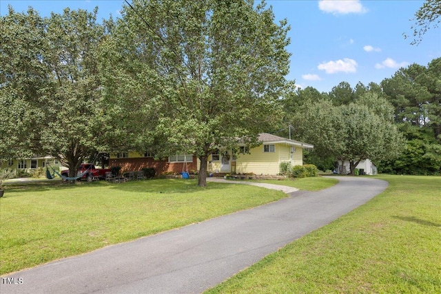 view of front facade featuring a front lawn