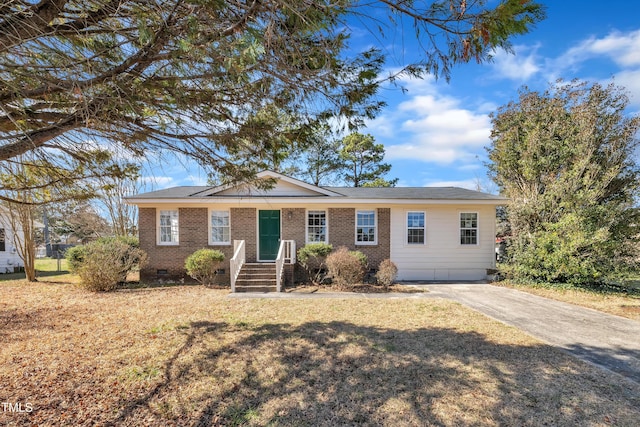 single story home featuring a front lawn