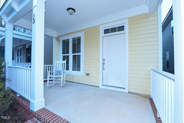 property entrance featuring a porch