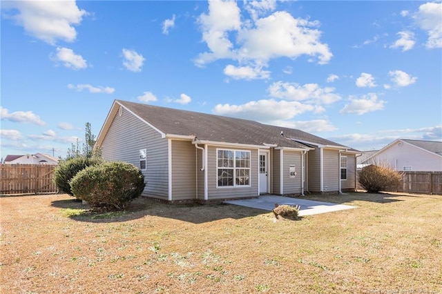 view of front of home featuring a patio area and a front yard