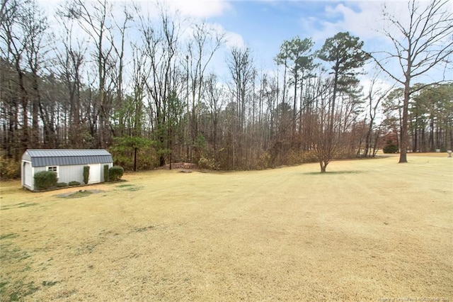 view of yard with an outdoor structure