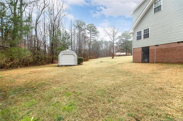 view of yard with a garage and an outdoor structure