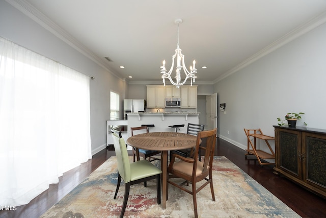 dining space featuring a notable chandelier, recessed lighting, crown molding, baseboards, and dark wood-style flooring