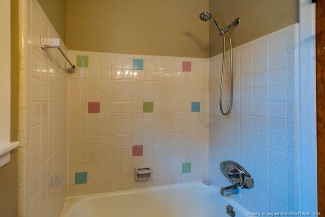 bathroom with tiled shower / bath combo