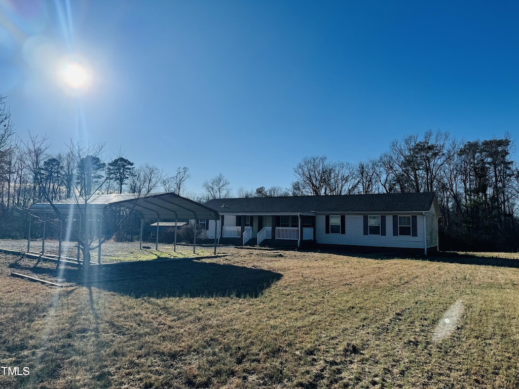 view of front of house with a carport and a front yard