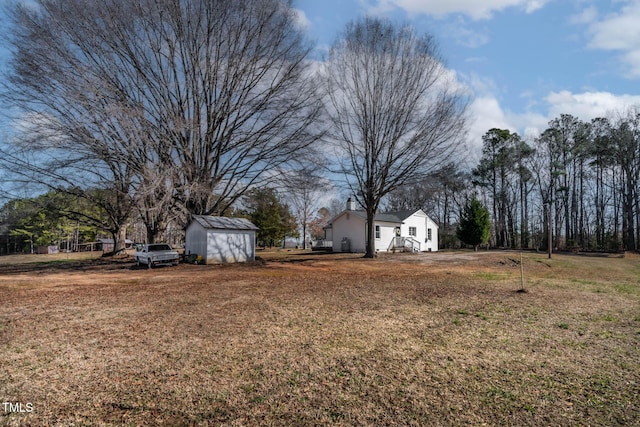 view of yard featuring a storage unit