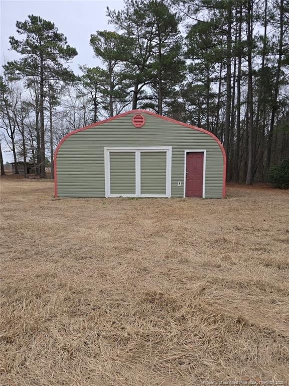 view of outdoor structure featuring an outbuilding