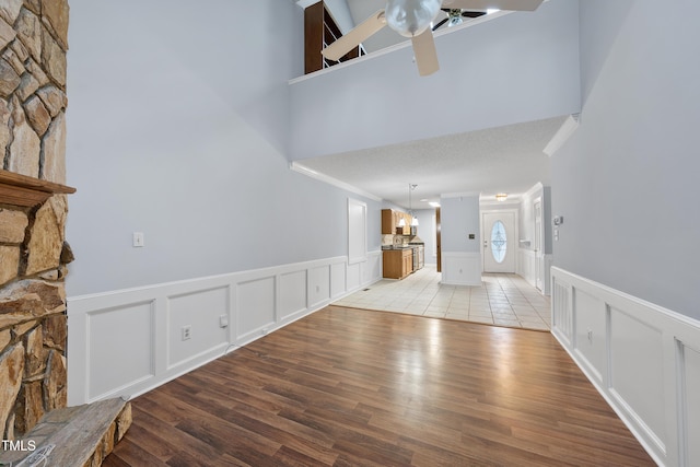 entryway with crown molding, ceiling fan, and light hardwood / wood-style floors