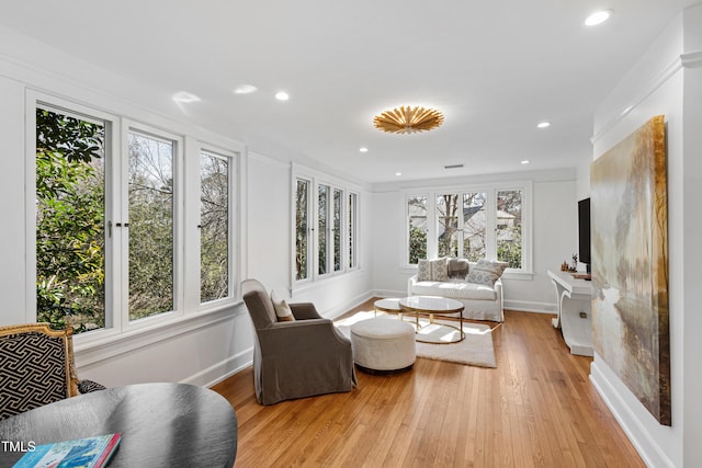 living room featuring baseboards, light wood finished floors, visible vents, and recessed lighting