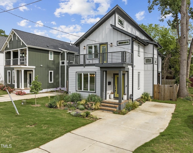 view of front facade featuring a front lawn and a balcony