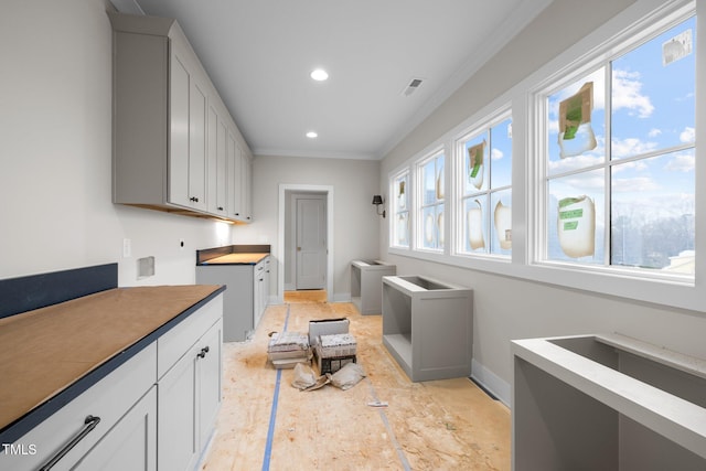 washroom featuring visible vents, baseboards, ornamental molding, and recessed lighting