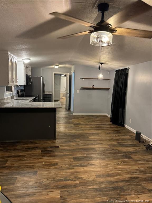 kitchen featuring white cabinetry, sink, dark hardwood / wood-style flooring, kitchen peninsula, and a textured ceiling