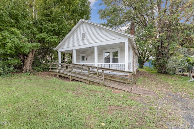 view of front of property featuring a front lawn and covered porch