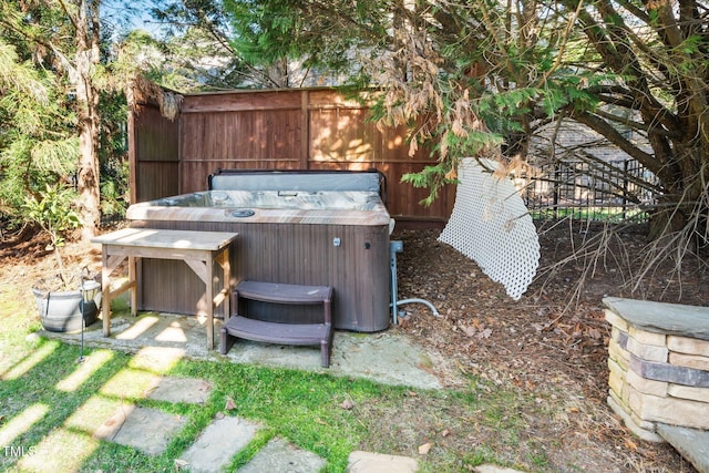 view of yard with a hot tub