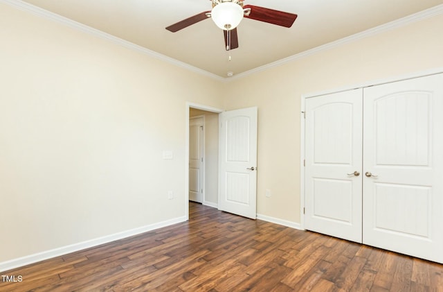 unfurnished bedroom featuring baseboards, a ceiling fan, wood finished floors, crown molding, and a closet