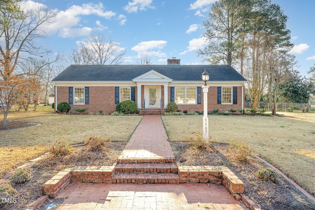 view of front of house with a front lawn