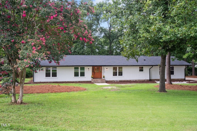 single story home with a front lawn