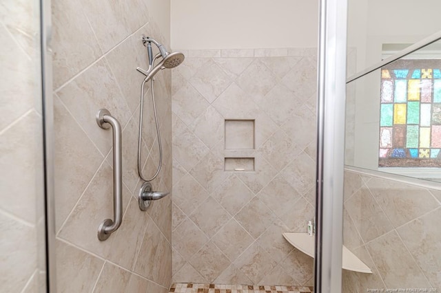 bathroom featuring a tile shower