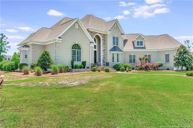 view of front facade featuring a front lawn