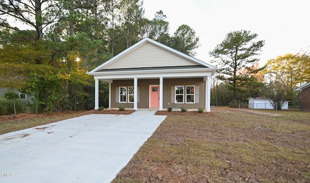 view of front facade with covered porch and a front yard