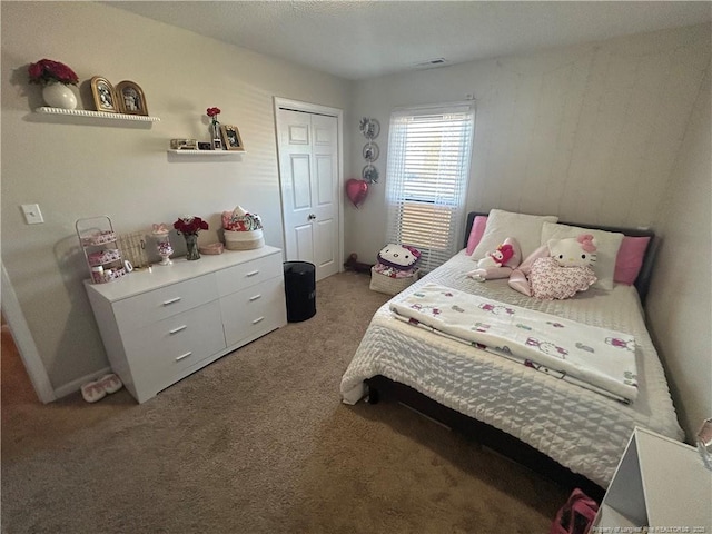 bedroom featuring carpet floors and a closet