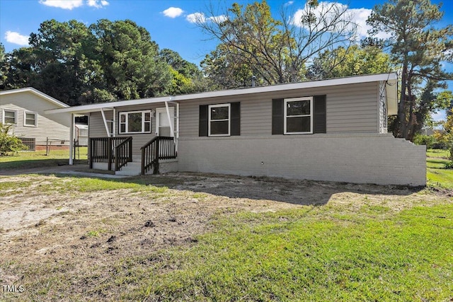 view of front of house featuring a front yard