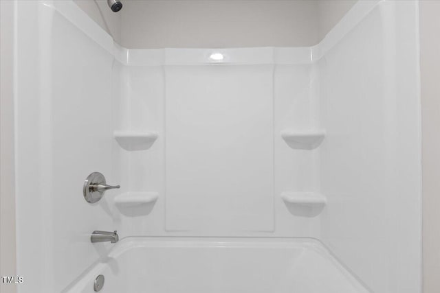 bathroom with bathtub / shower combination