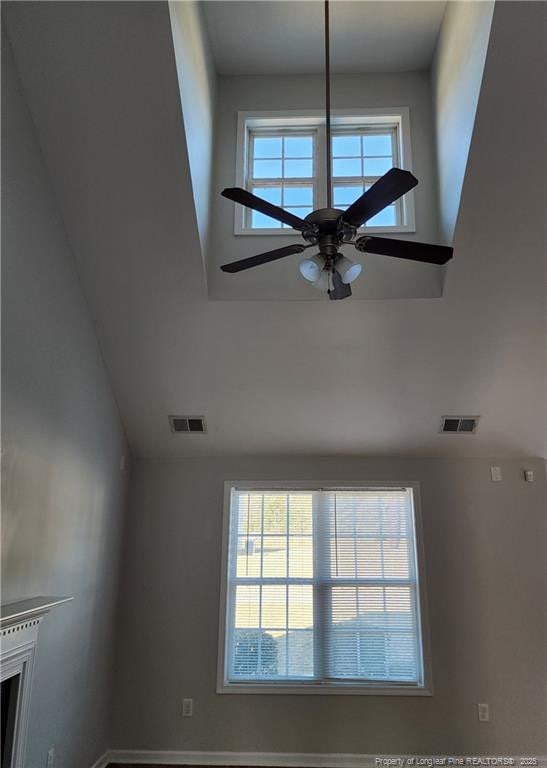 room details with ceiling fan