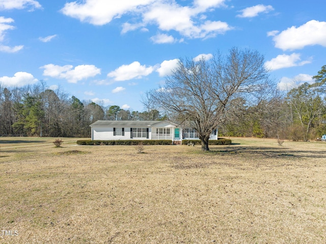 view of front of house featuring a front lawn