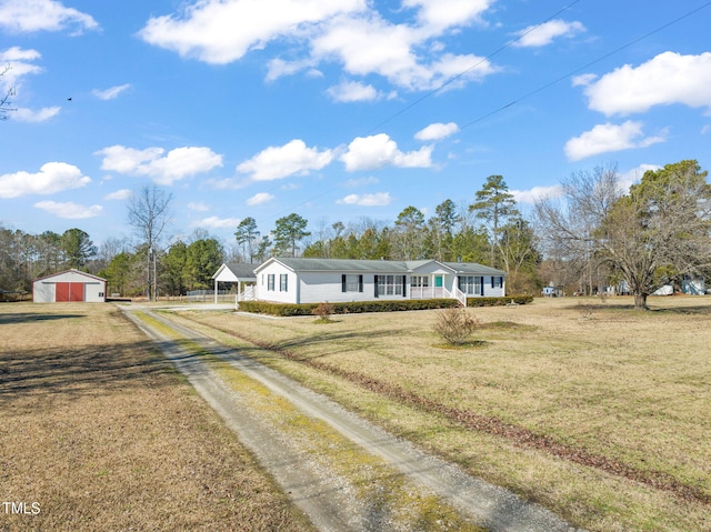 single story home with a front lawn