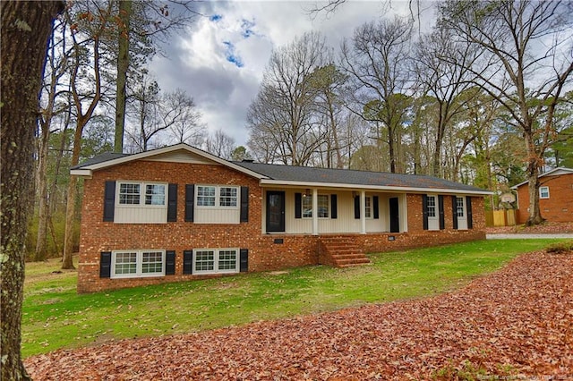 view of front facade featuring a front yard and covered porch