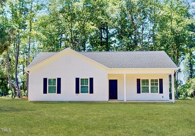 ranch-style home featuring a front lawn