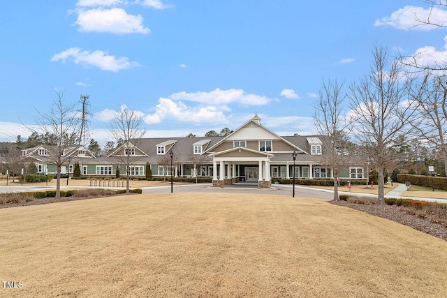 view of front of home featuring a front lawn