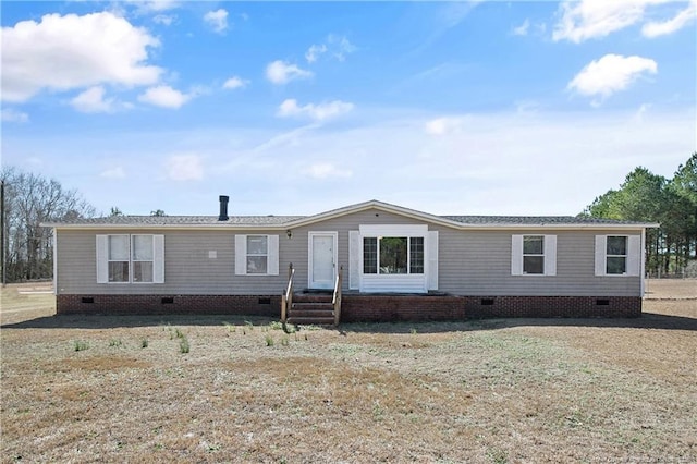 manufactured / mobile home featuring a front yard