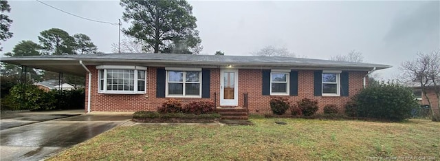 view of front facade featuring a front lawn and a carport