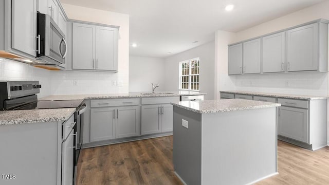 139 Ethel Ln, Angier, NC 27501 - kitchen featuring stainless steel appliances, gray cabinets, a sink, a peninsula, and recessed lighting