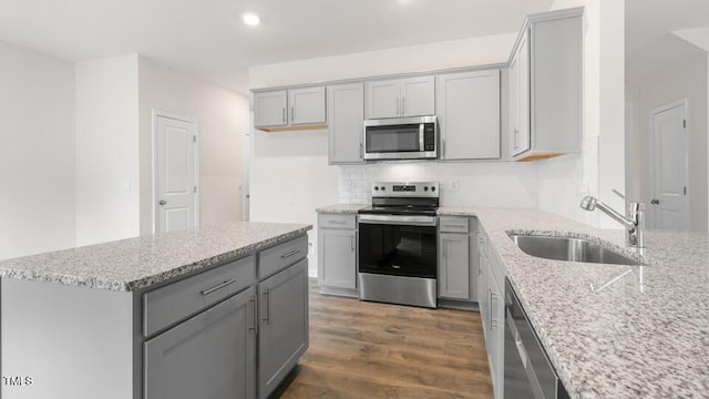 139 Ethel Ln, Angier, NC 27501 - kitchen featuring appliances with stainless steel finishes, gray cabinets, a sink, and recessed lighting