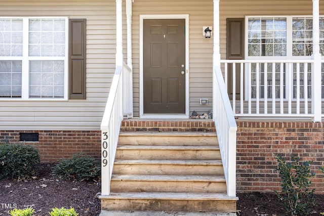 entrance to property featuring crawl space