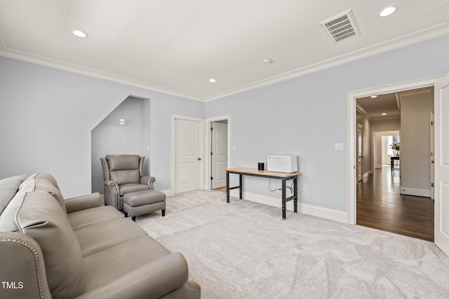 living room with visible vents, baseboards, crown molding, and carpet