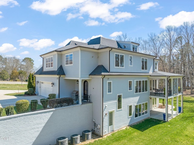 view of front of home featuring cooling unit, driveway, a front lawn, and fence