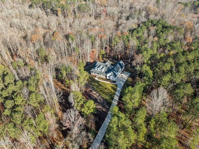 birds eye view of property featuring a forest view