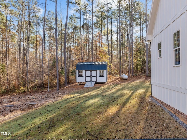 view of yard featuring an outdoor structure and a storage unit