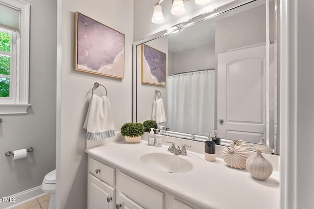 full bathroom featuring vanity, toilet, tile patterned floors, a shower with shower curtain, and baseboards