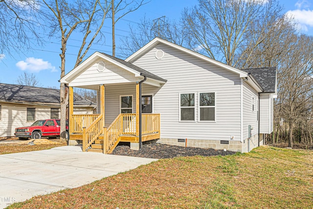 bungalow featuring covered porch, a front lawn, crawl space, and a shingled roof