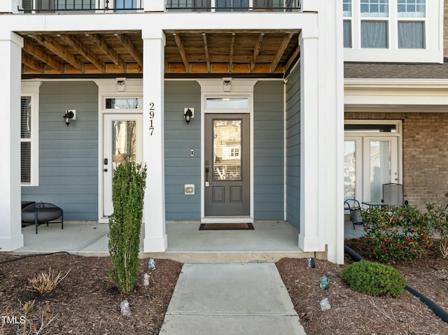 property entrance featuring a porch