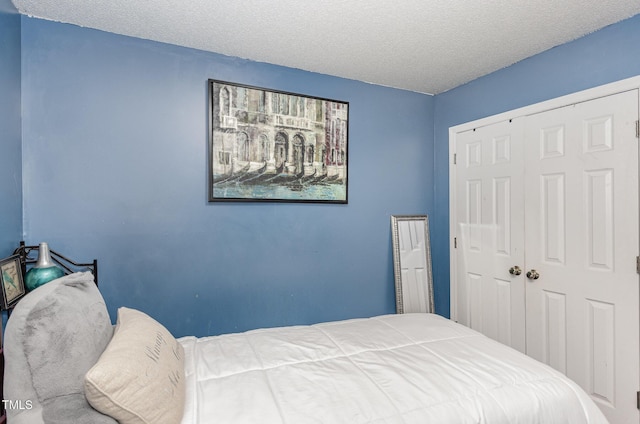 bedroom featuring a closet and a textured ceiling