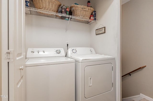 laundry room featuring laundry area, baseboards, and independent washer and dryer