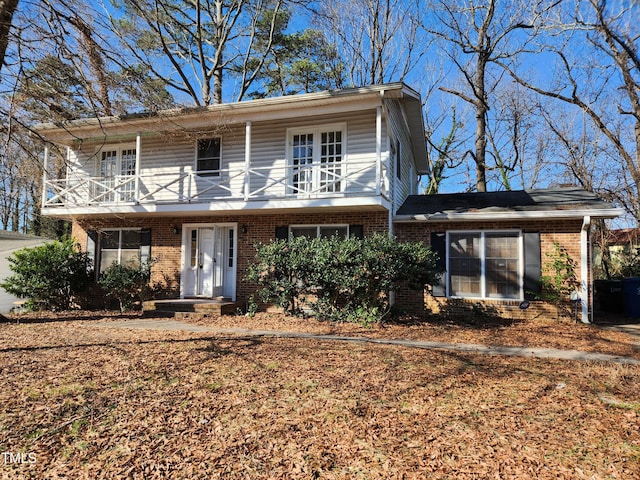 view of front of property featuring a balcony